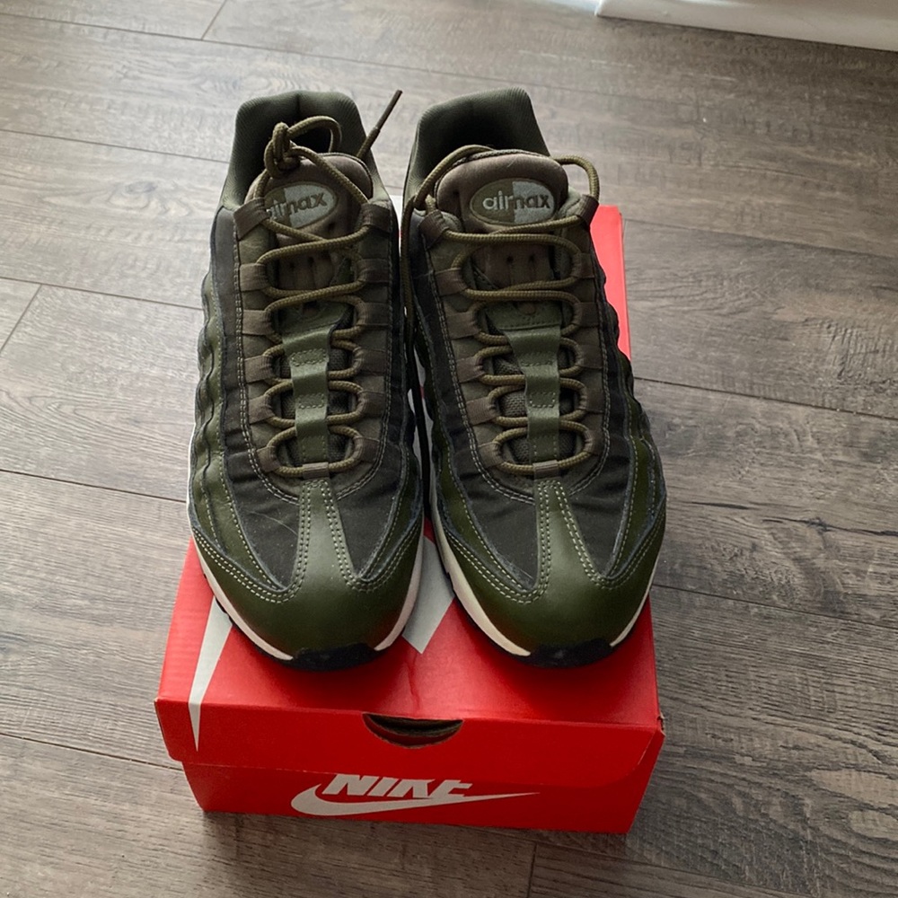 Womens nike air max 95 olive green used in great condition. Lightly worn
